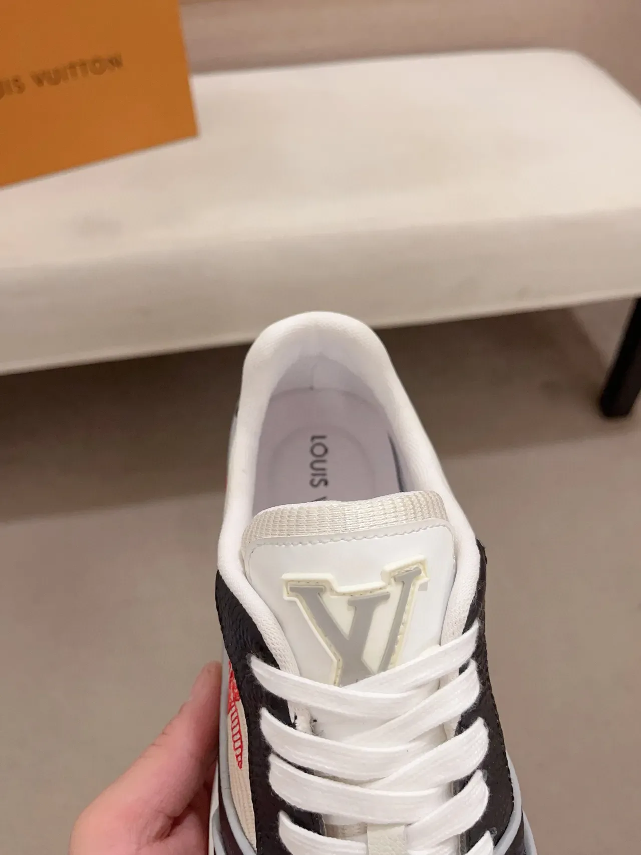 Louis Vuitton LV Trainer Zapatillas Lifestyle Blancas y Rojos Paneladas de Cuero y Textil Parte Superior Bordadas Monogram Flor 6