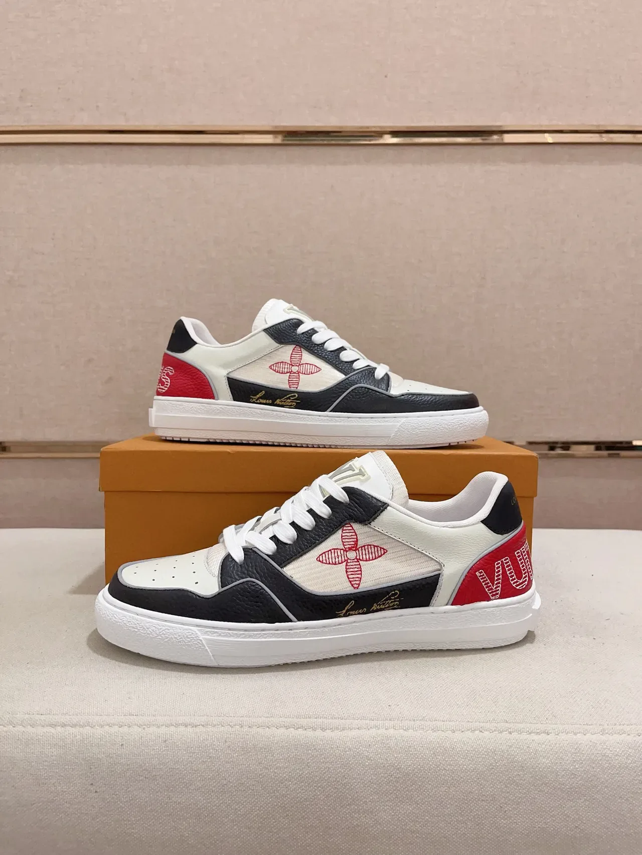 Louis Vuitton LV Trainer Zapatillas Lifestyle Blancas y Rojos Paneladas de Cuero y Textil Parte Superior Bordadas Monogram Flor 7