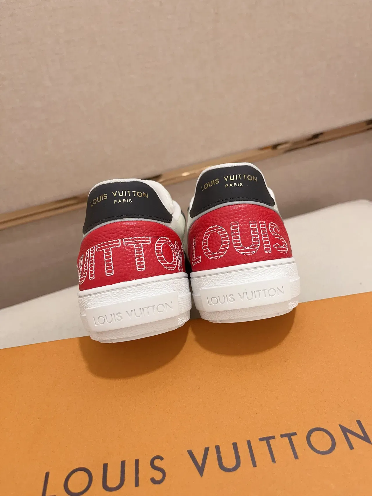 Louis Vuitton LV Trainer Zapatillas Lifestyle Blancas y Rojos Paneladas de Cuero y Textil Parte Superior Bordadas Monogram Flor 8