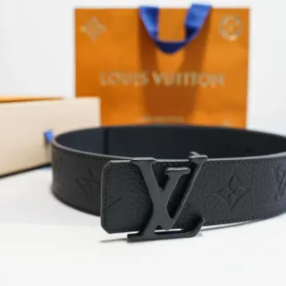 Louis Vuitton LV Turn Lock Cinturón de cuero negro granulado
