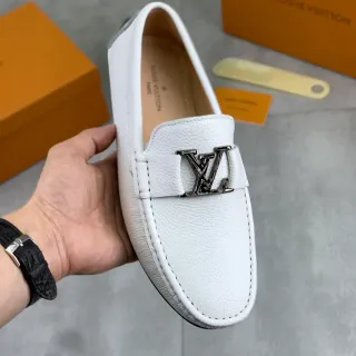 Louis Vuitton LV Twist Loafer لافر جلد أبيض مقشف