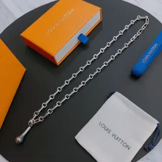 Colar Louis Vuitton Pendente de Microfone Corrente Prateada