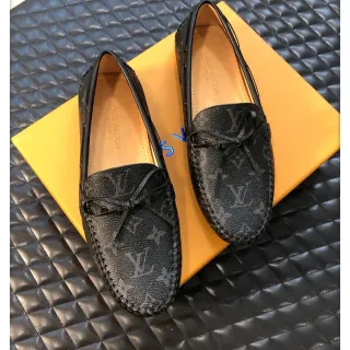 Louis Vuitton मॉकासिन लूफर काला Monogram चमड़ा Loafers