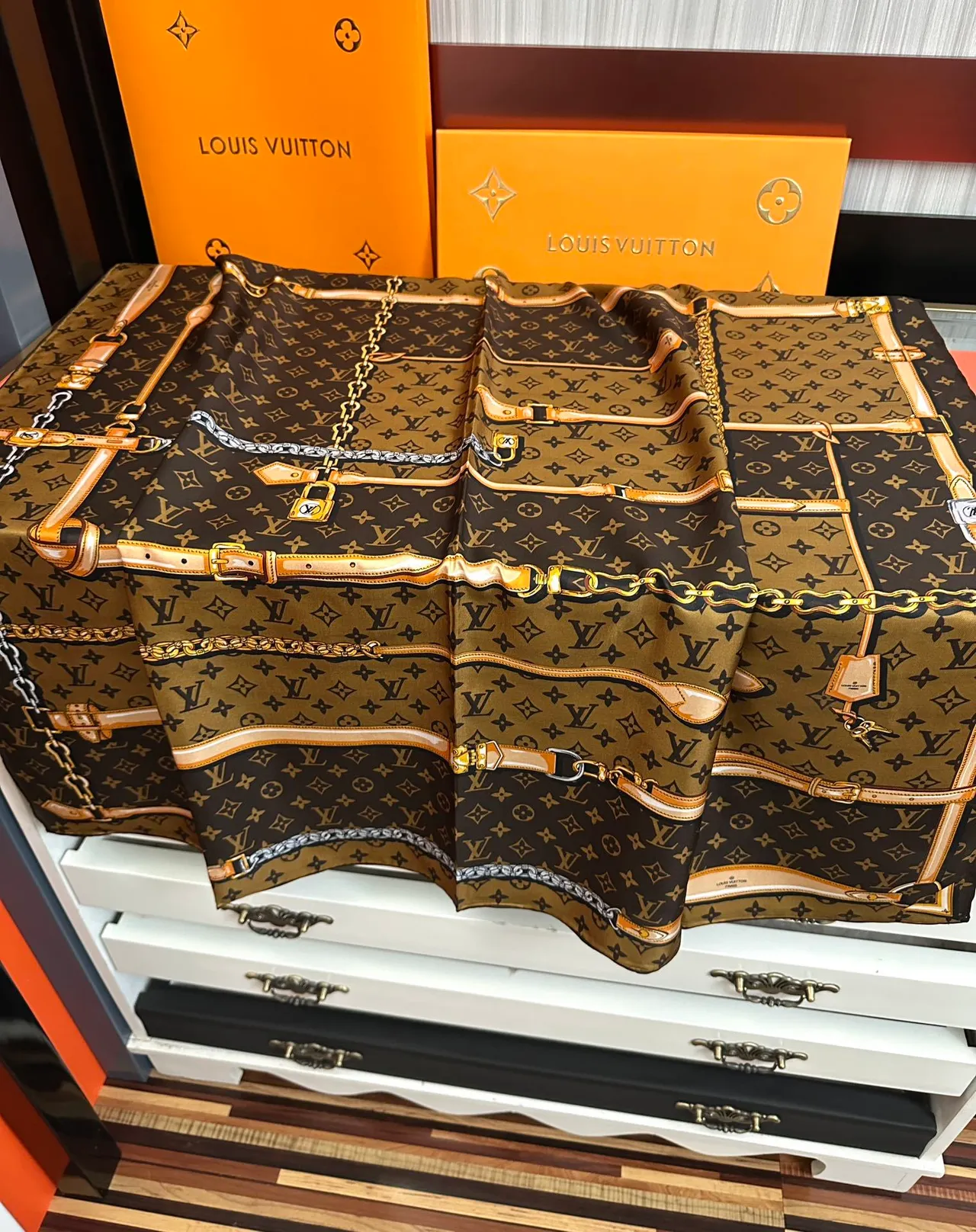 Louis Vuitton Monogram Lenço de Seda Marrom Bege 2