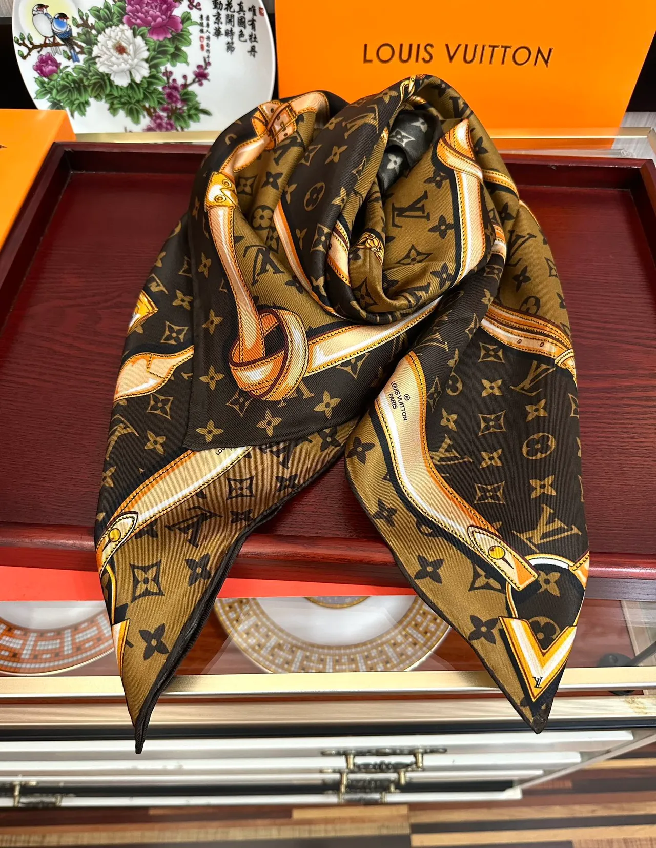 Louis Vuitton Monogram Lenço de Seda Marrom Bege 3