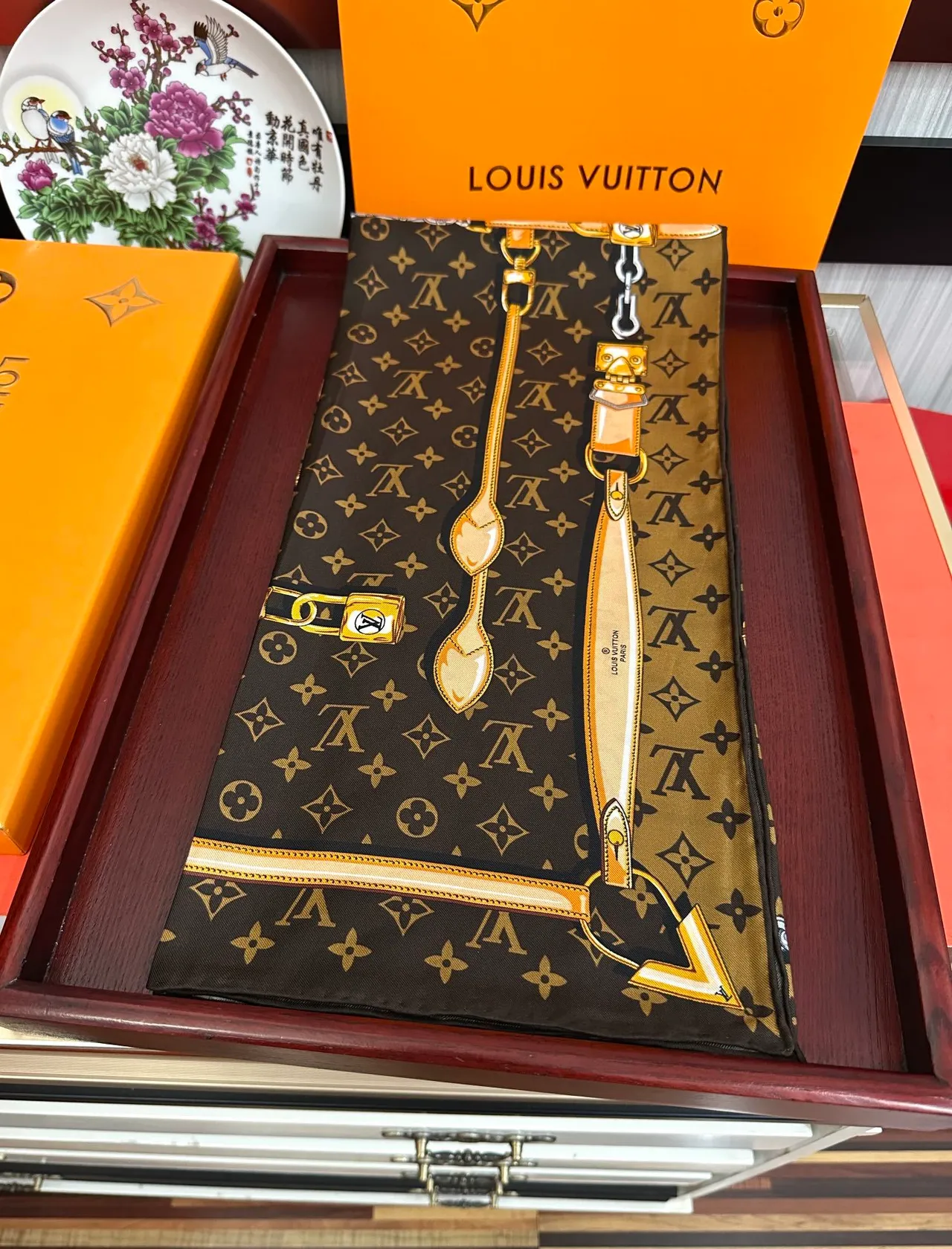 Louis Vuitton Monogram Lenço de Seda Marrom Bege 4
