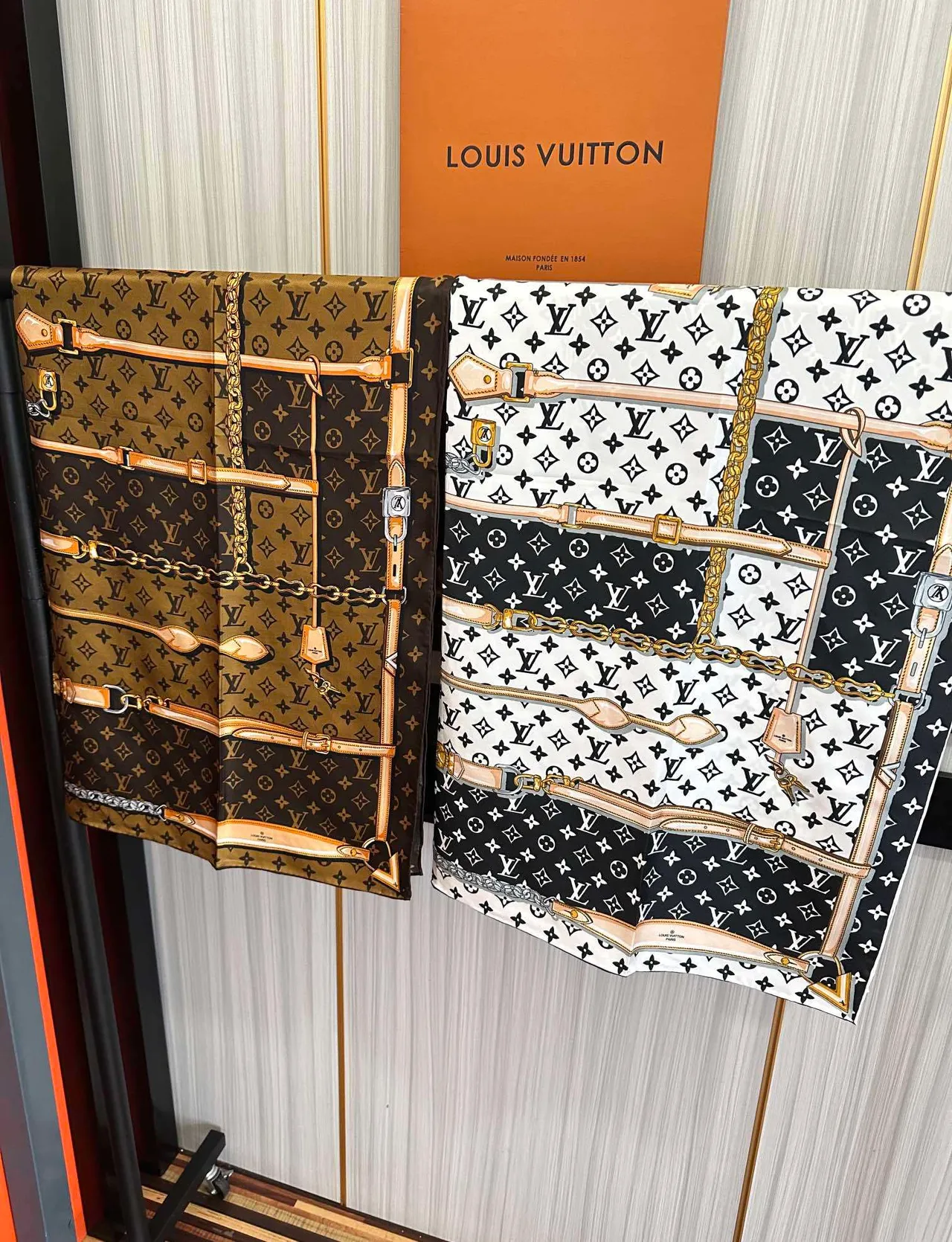 Louis Vuitton Monogram Lenço de Seda Marrom Bege 5
