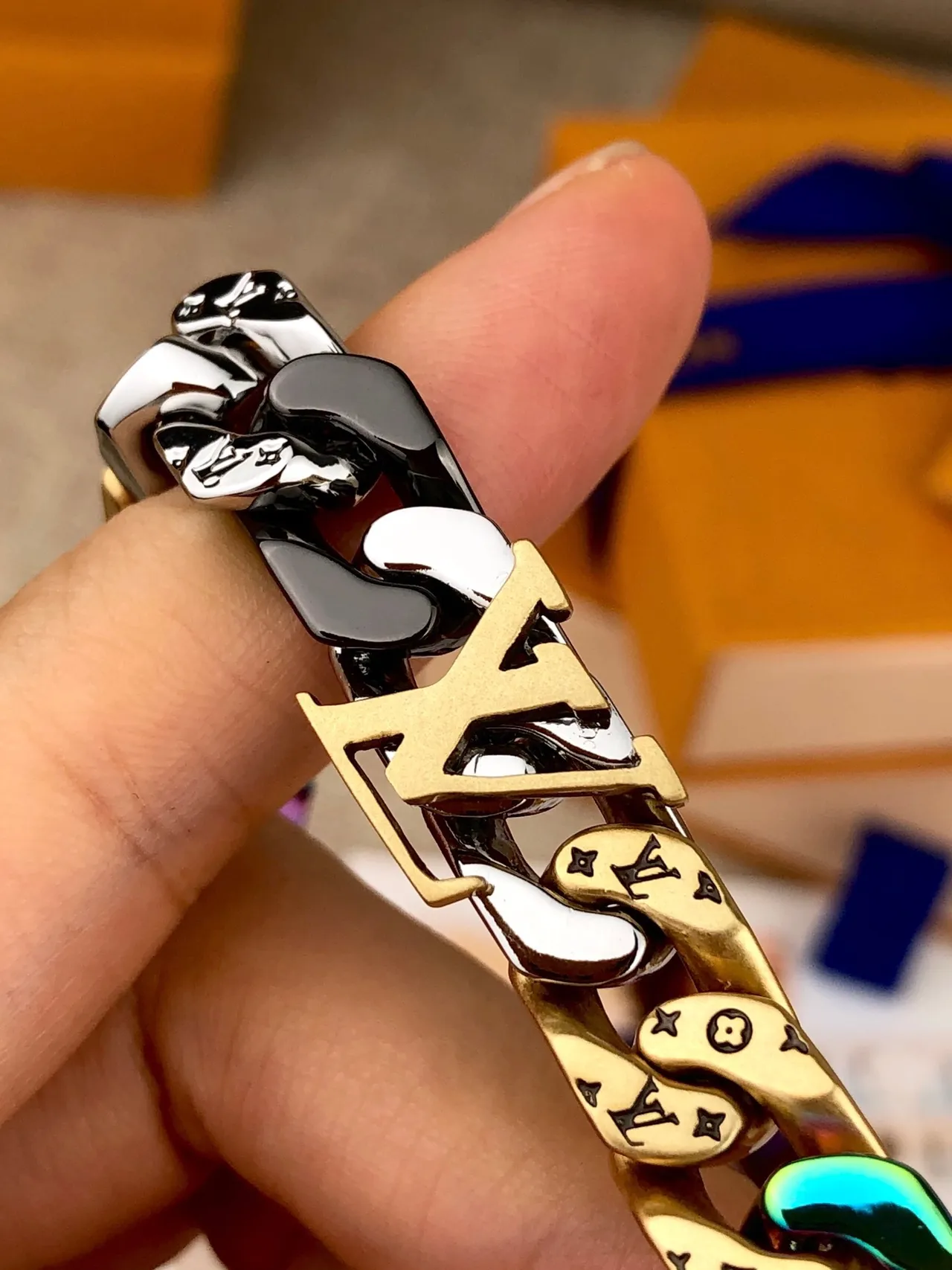 Louis Vuitton Monogram Curb-Link Iridescente Bicolor Bracelete 9