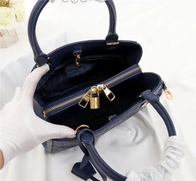 Louis Vuitton মোনোগ্রাম এমবসড গোলাপি টোট ব্যাগ 16