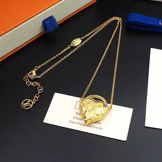 Colar Louis Vuitton Monogram com pendentif de coração em tons dourados