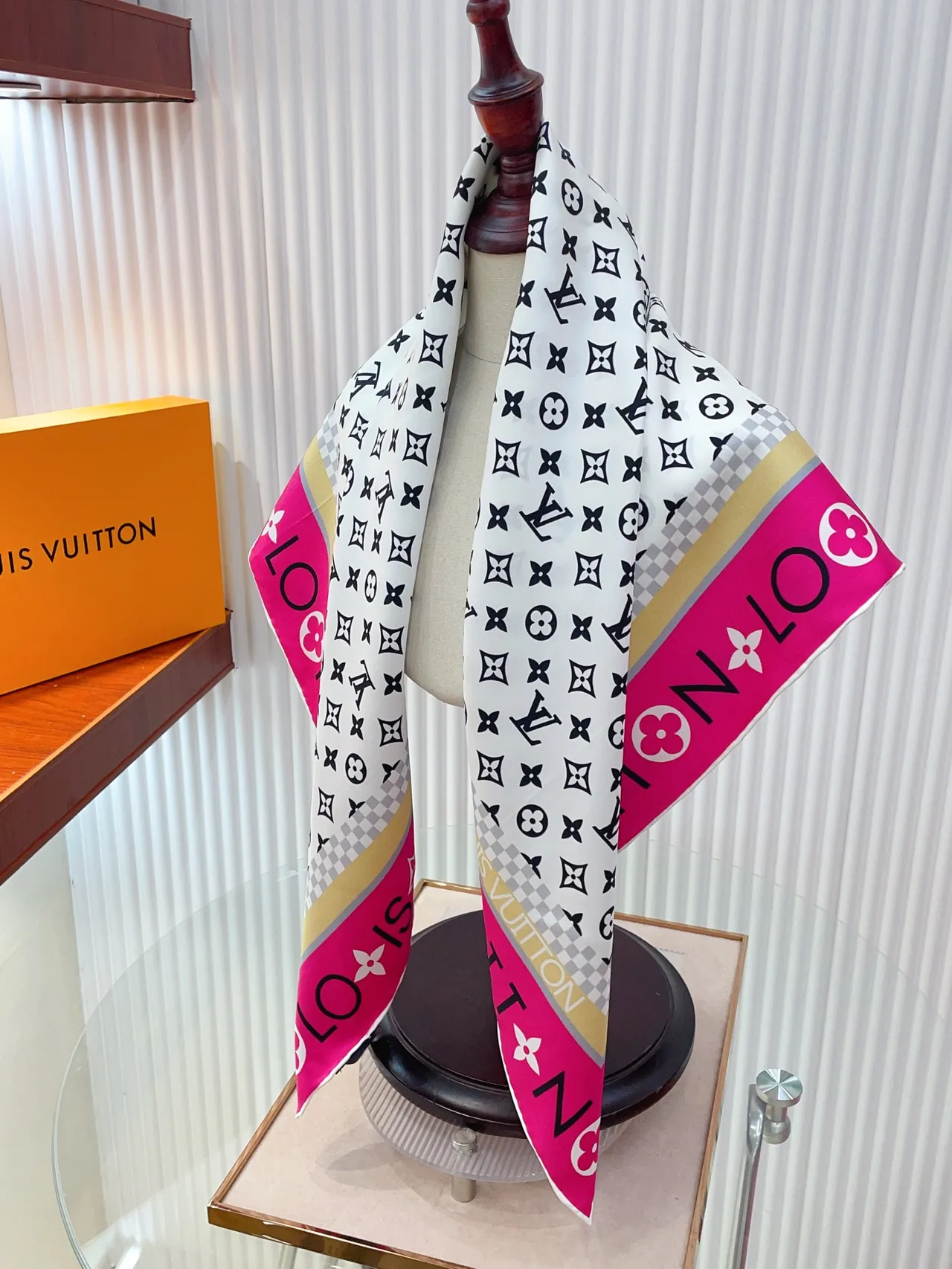Louis Vuitton Monograma Infinito Bordeado en Rosa Pañuelo de Seda 2