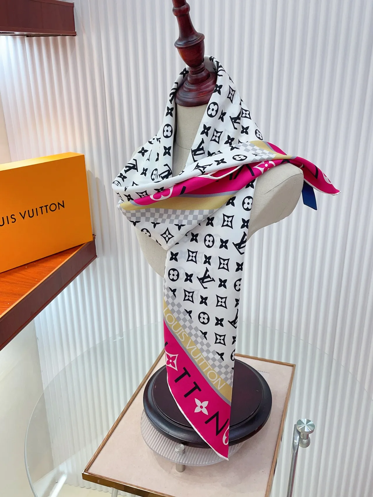 Louis Vuitton Monograma Infinito Bordeado en Rosa Pañuelo de Seda 3
