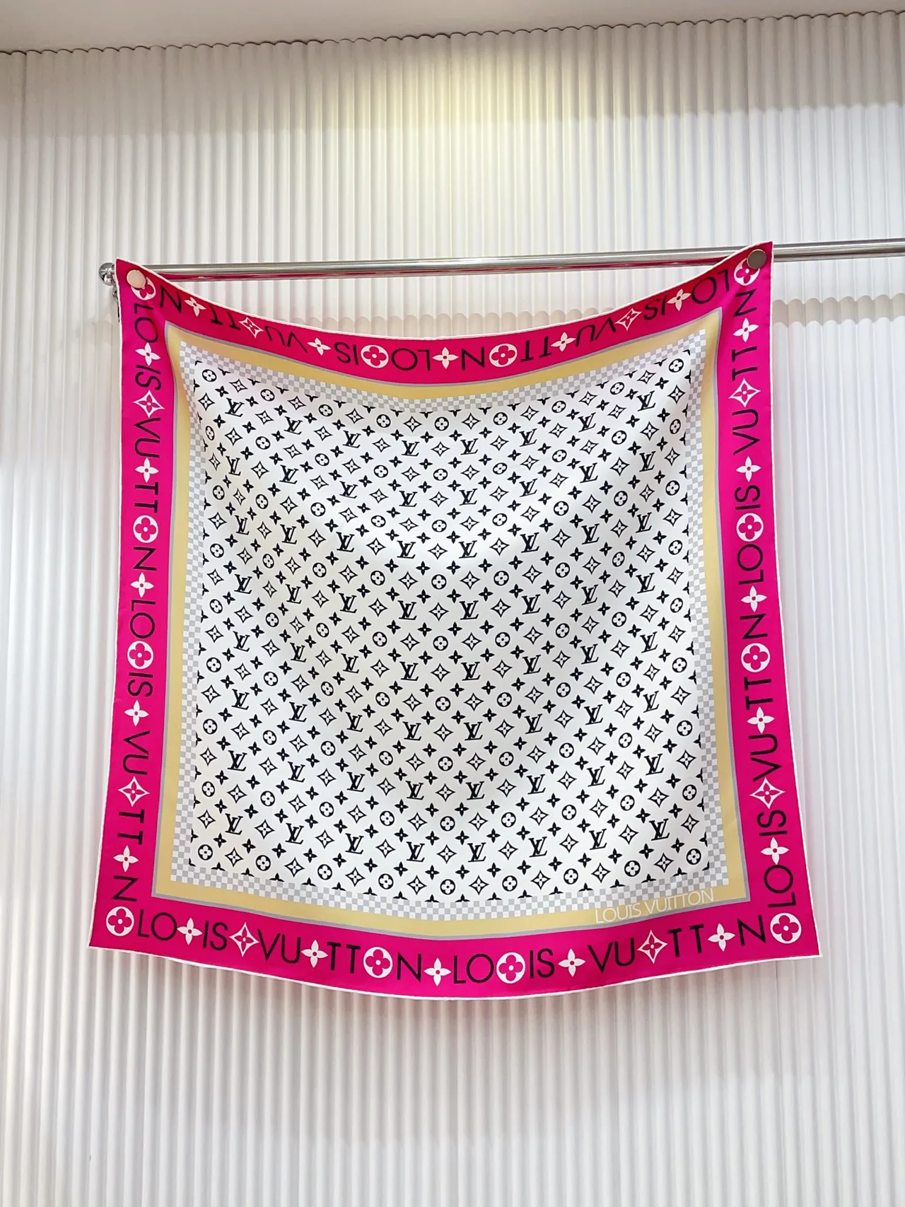 Louis Vuitton Monograma Infinito Bordeado en Rosa Pañuelo de Seda 4
