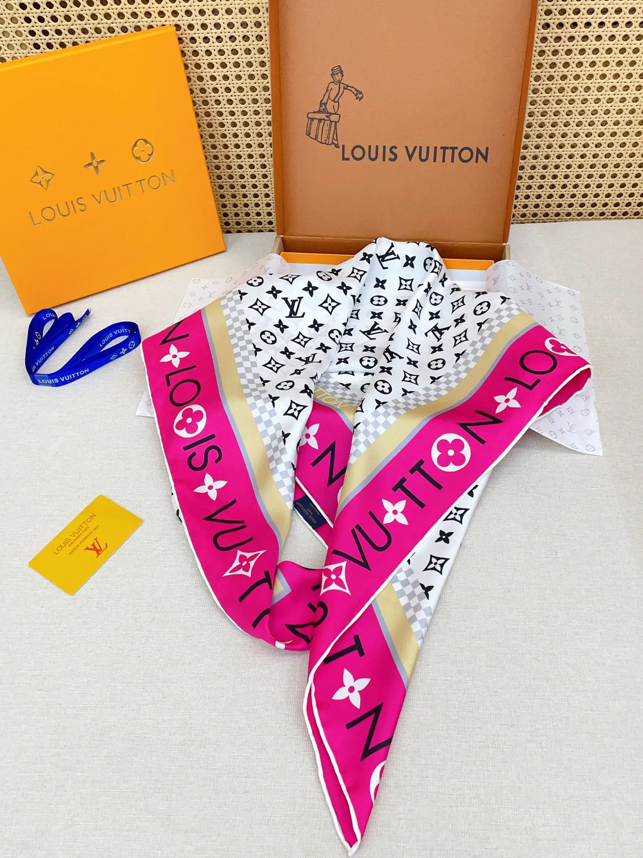 Louis Vuitton Monograma Infinito Bordeado en Rosa Pañuelo de Seda 5