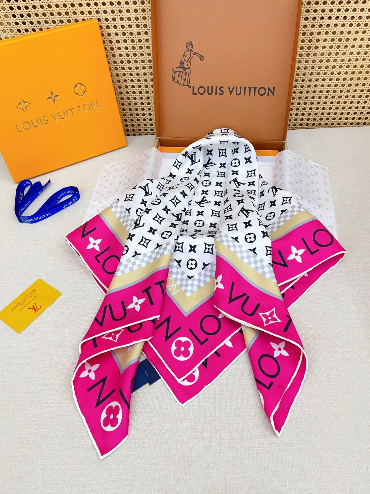 Louis Vuitton Monograma Infinito Bordeado en Rosa Pañuelo de Seda 6