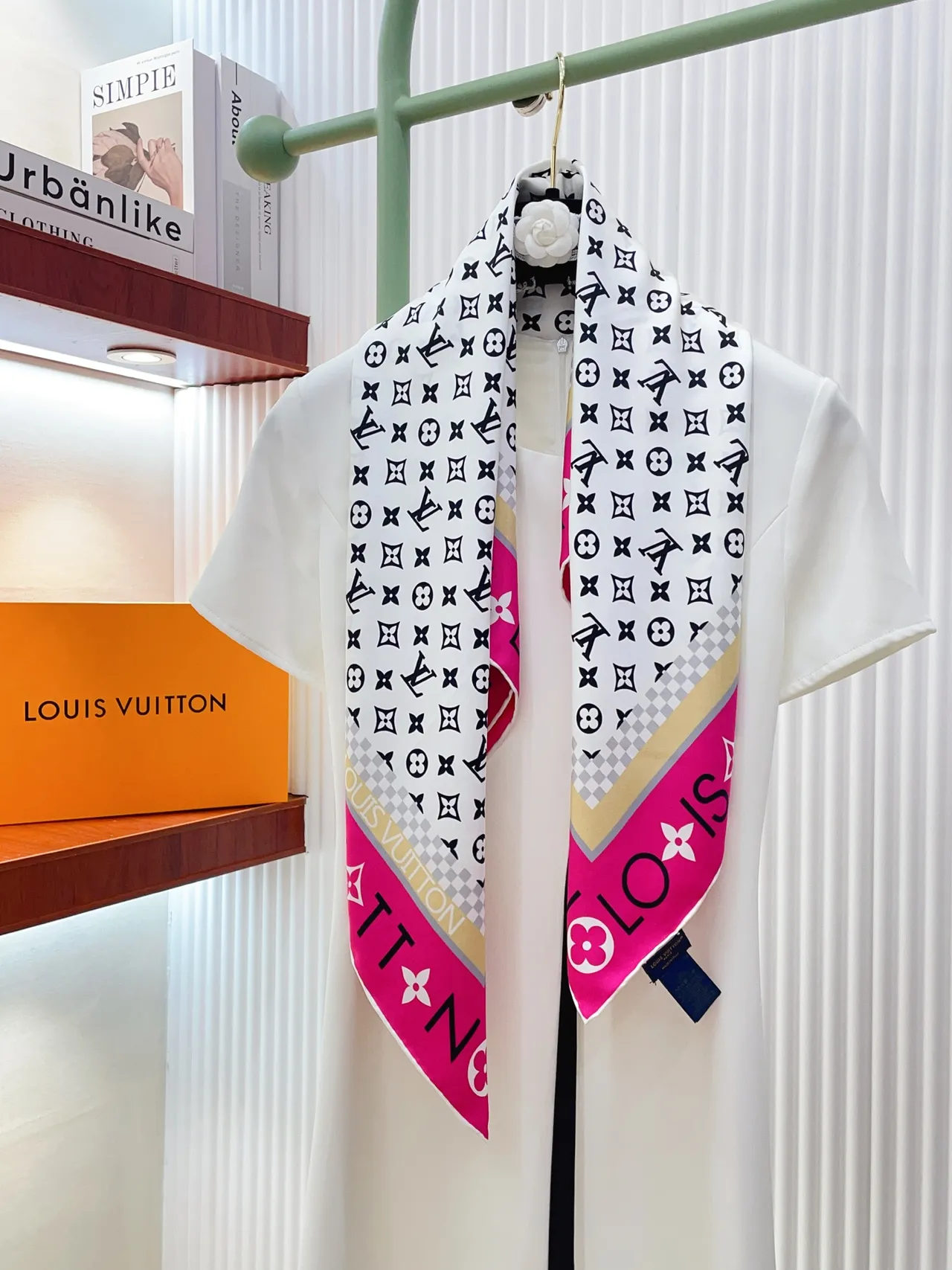Louis Vuitton Monograma Infinito Bordeado en Rosa Pañuelo de Seda 7