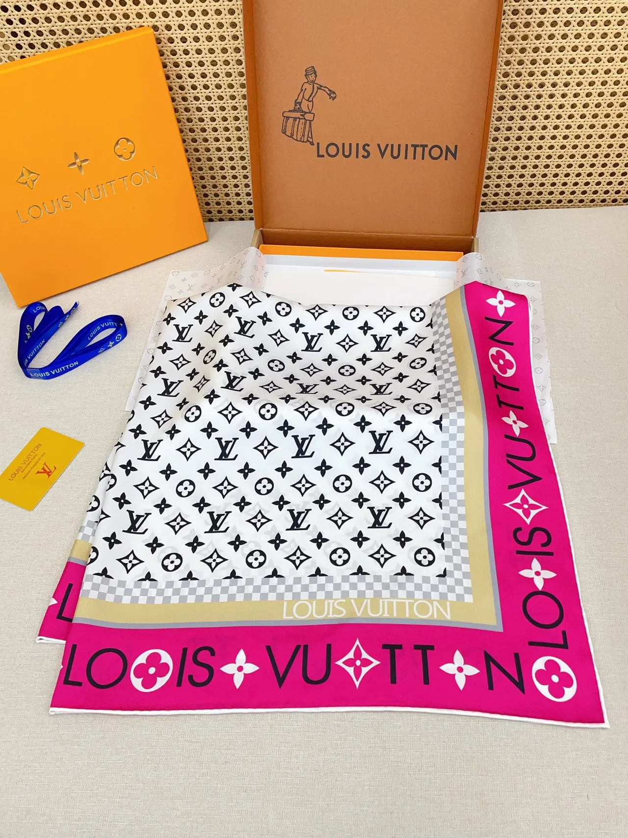 Louis Vuitton Monograma Infinito Bordeado en Rosa Pañuelo de Seda 8