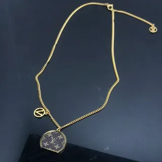 Colar Louis Vuitton Monogram Pendente Oval Corrente Dourada