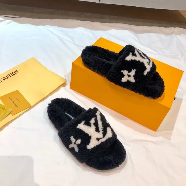 Louis Vuitton Monogram Chinelos de pelúcia pretos e brancos 2