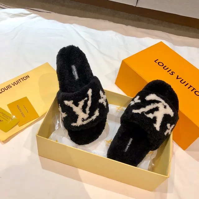 Louis Vuitton Monogram Chinelos de pelúcia pretos e brancos 3