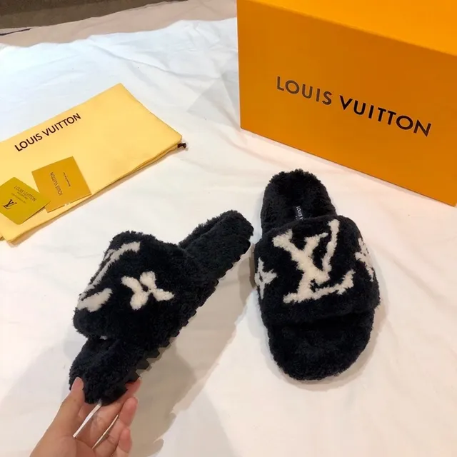Louis Vuitton Monogram Chinelos de pelúcia pretos e brancos 4