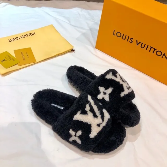 Louis Vuitton Monogram Chinelos de pelúcia pretos e brancos 5