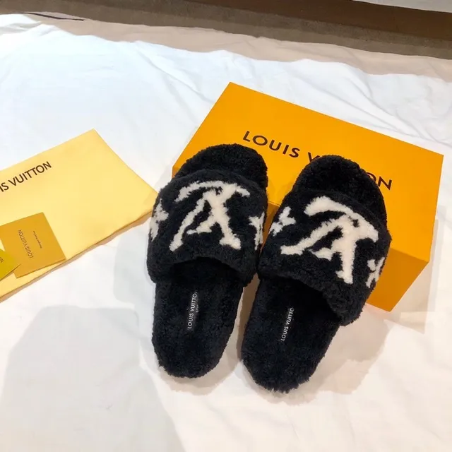 Louis Vuitton Monogram Chinelos de pelúcia pretos e brancos 6