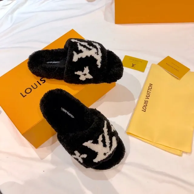 Louis Vuitton Monogram Chinelos de pelúcia pretos e brancos 7