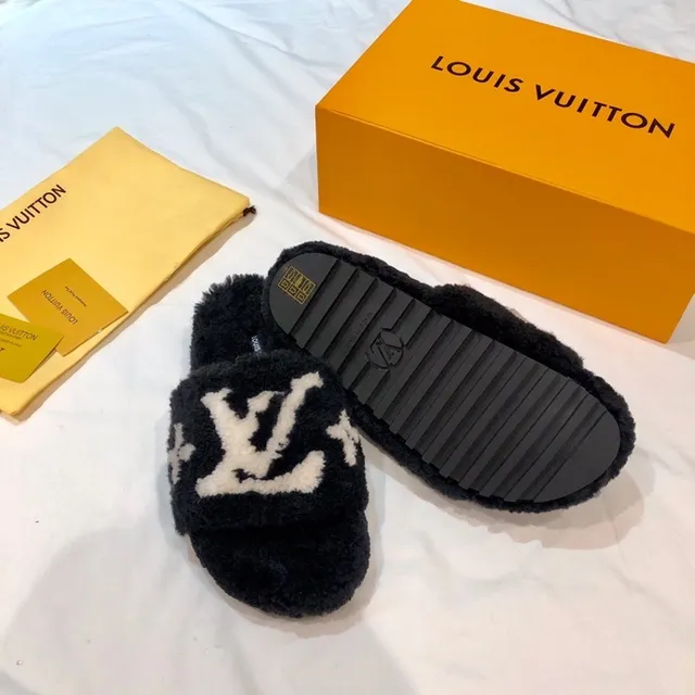 Louis Vuitton Monogram Chinelos de pelúcia pretos e brancos 8