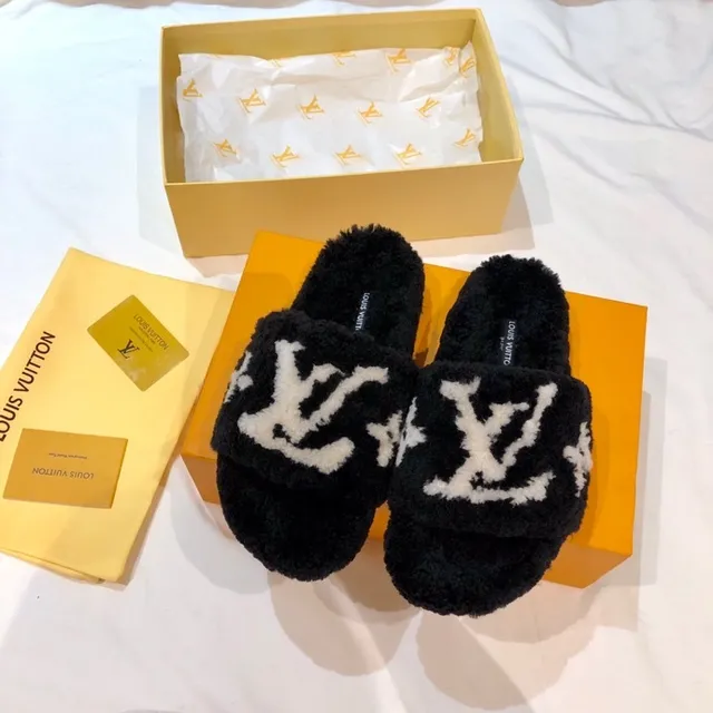 Louis Vuitton Monogram Chinelos de pelúcia pretos e brancos 9