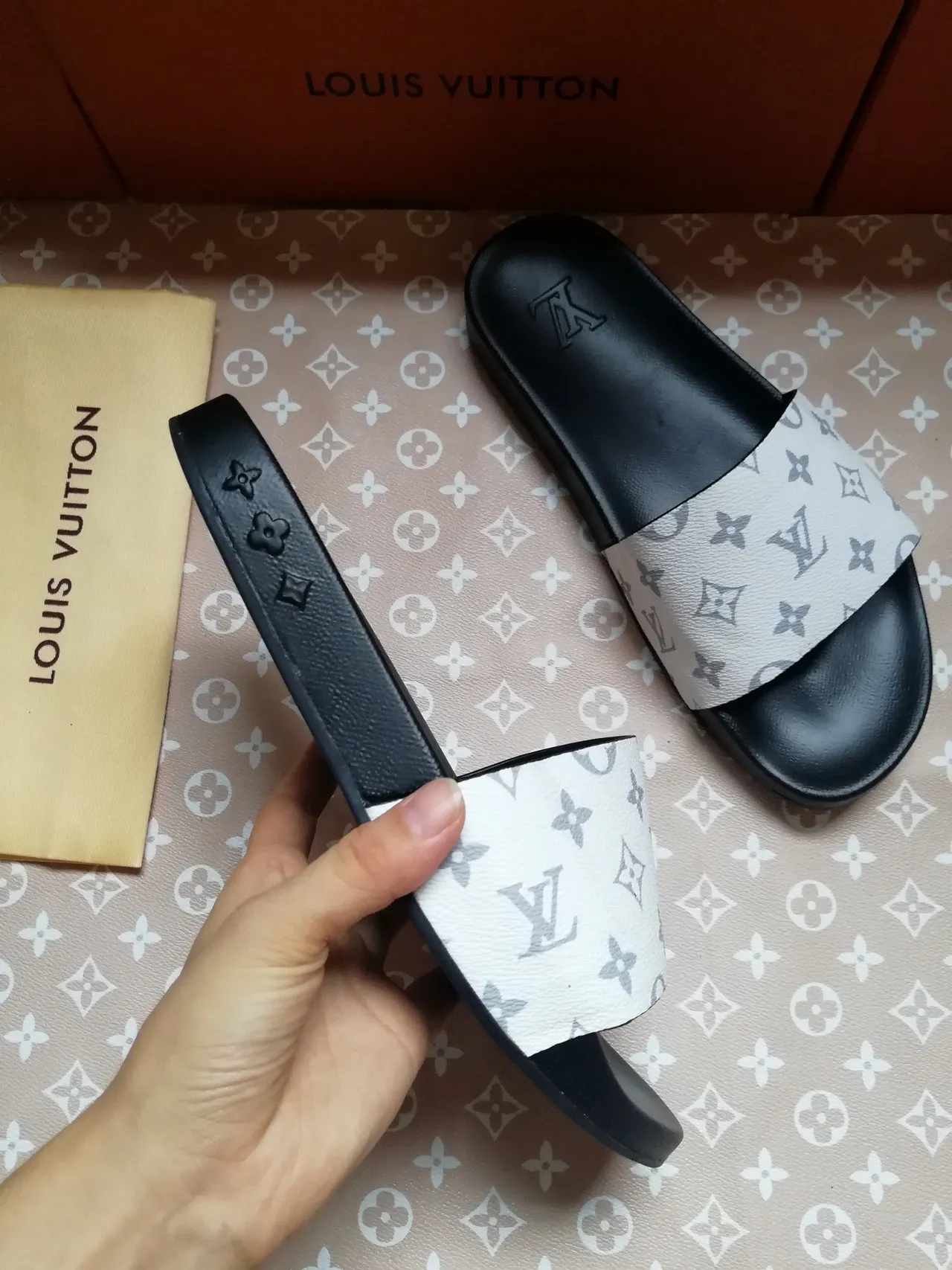 Louis Vuitton Monogram طباعة حزام كعب أسود نعال 2