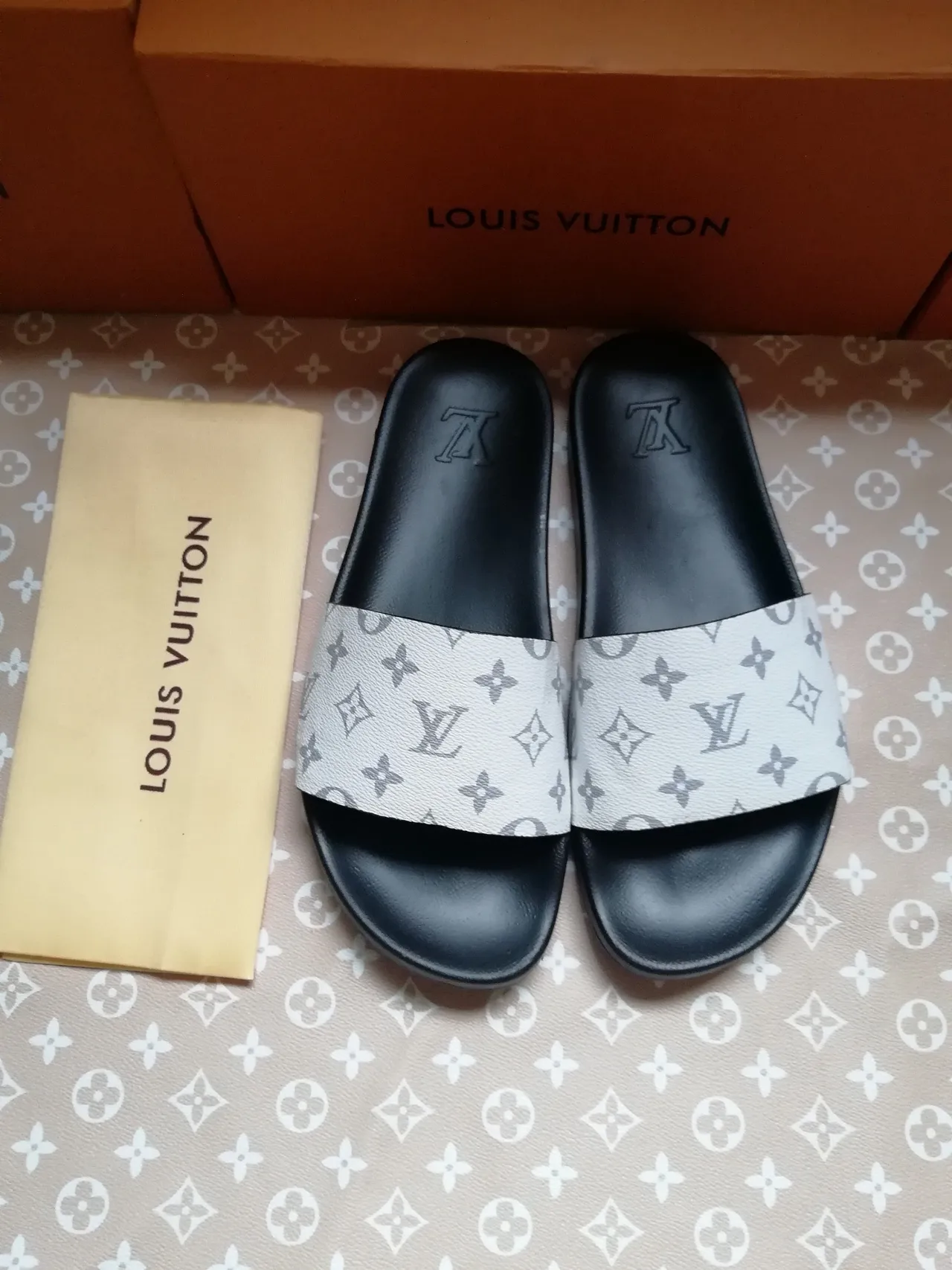 Louis Vuitton Monogram طباعة حزام كعب أسود نعال 3