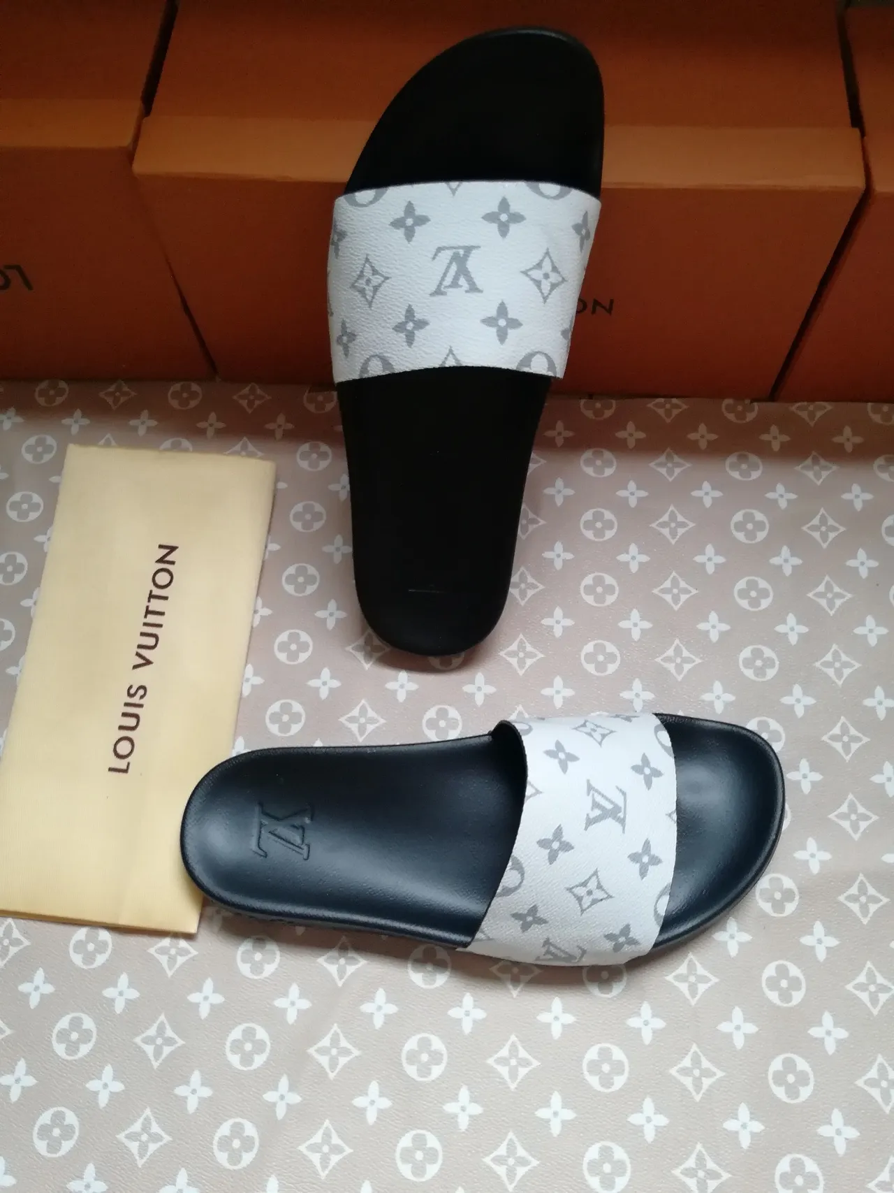 Louis Vuitton Monogram طباعة حزام كعب أسود نعال 4