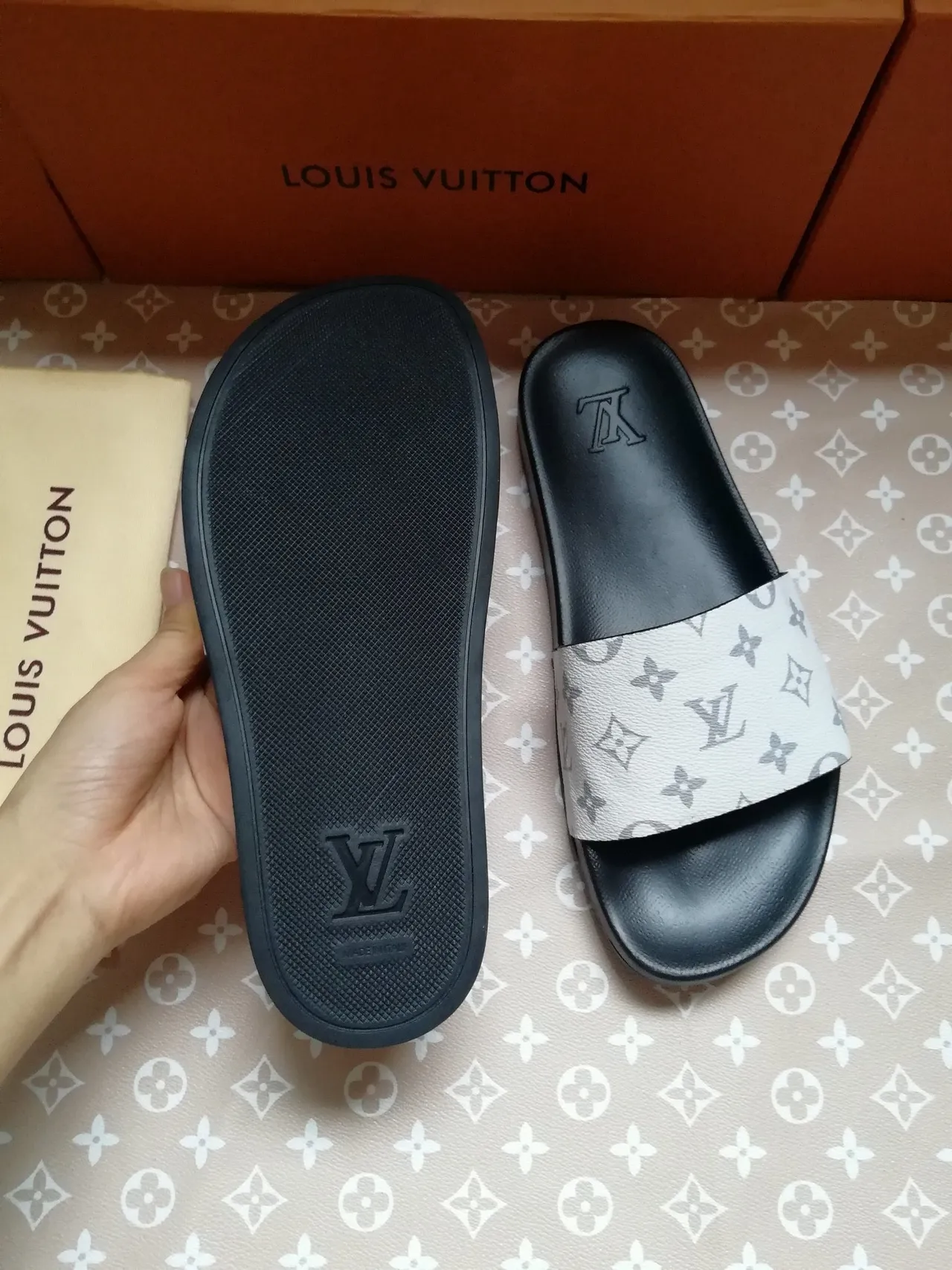 Louis Vuitton Monogram طباعة حزام كعب أسود نعال 5
