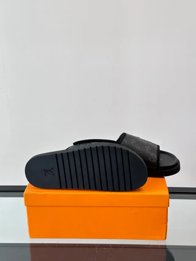 Louis Vuitton Monogram Chinelo 2