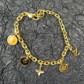 लुई विटन Multi-Charm Monogram कंगन, गोल्ड ब्लैक Curb Chain पेंडेंट डिज़ाइन कंगन