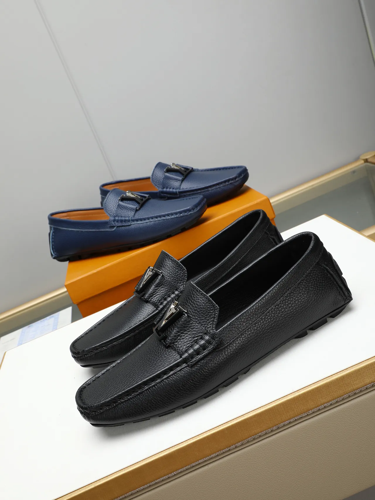 Louis Vuitton Marrom Marinho Couro Granulado Fivela de Metal Acento Mocassim 2