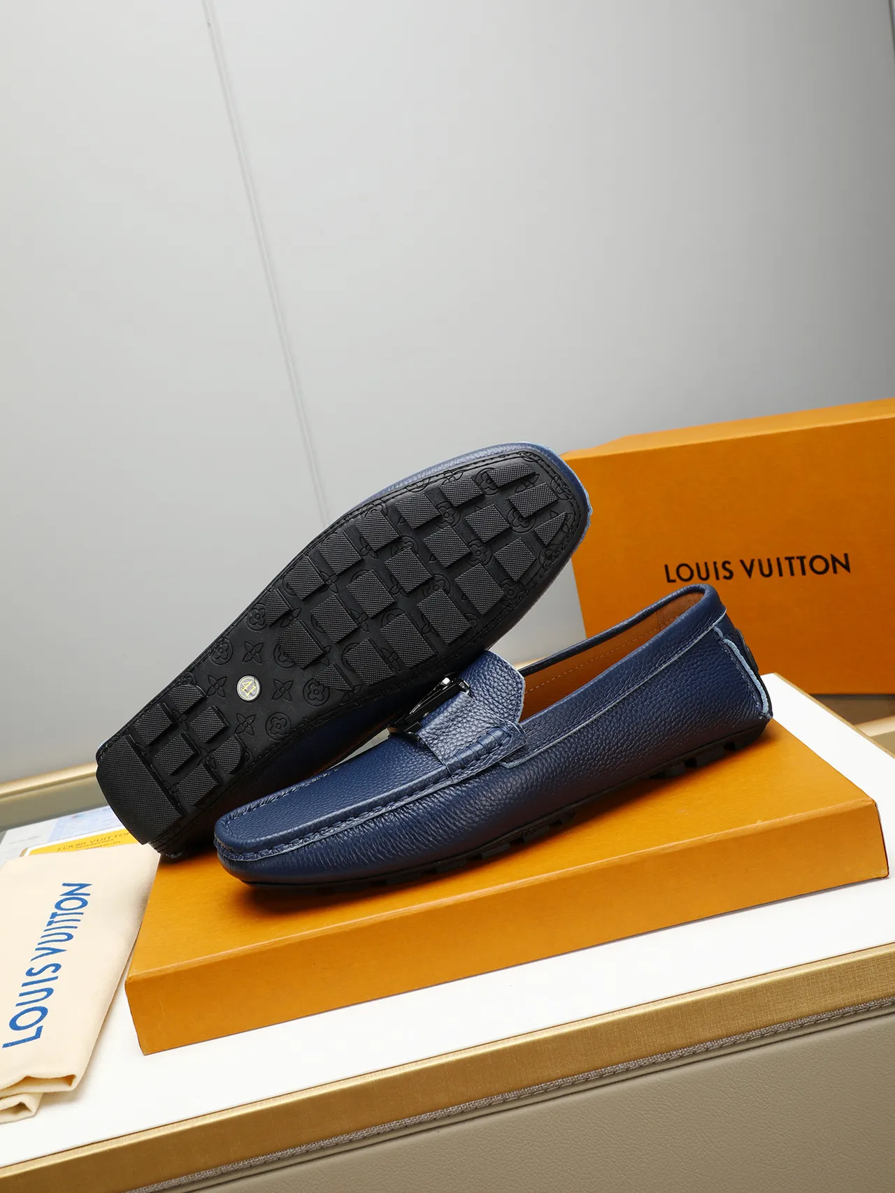 Louis Vuitton Marrom Marinho Couro Granulado Fivela de Metal Acento Mocassim 4