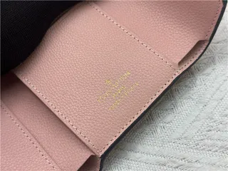 Louis Vuitton محفظة قصيرة جلد بنية أبيض وردي مطبوعة بالمونوغرام 2