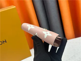 Louis Vuitton محفظة قصيرة جلد بنية أبيض وردي مطبوعة بالمونوغرام 8