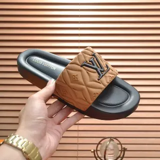 Louis Vuitton Sandalia Slide con Correa Quilted