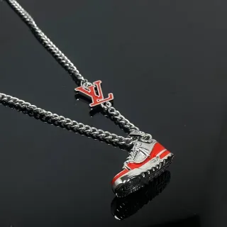 Collar con colgante de sneaker Louis Vuitton rojo y plata