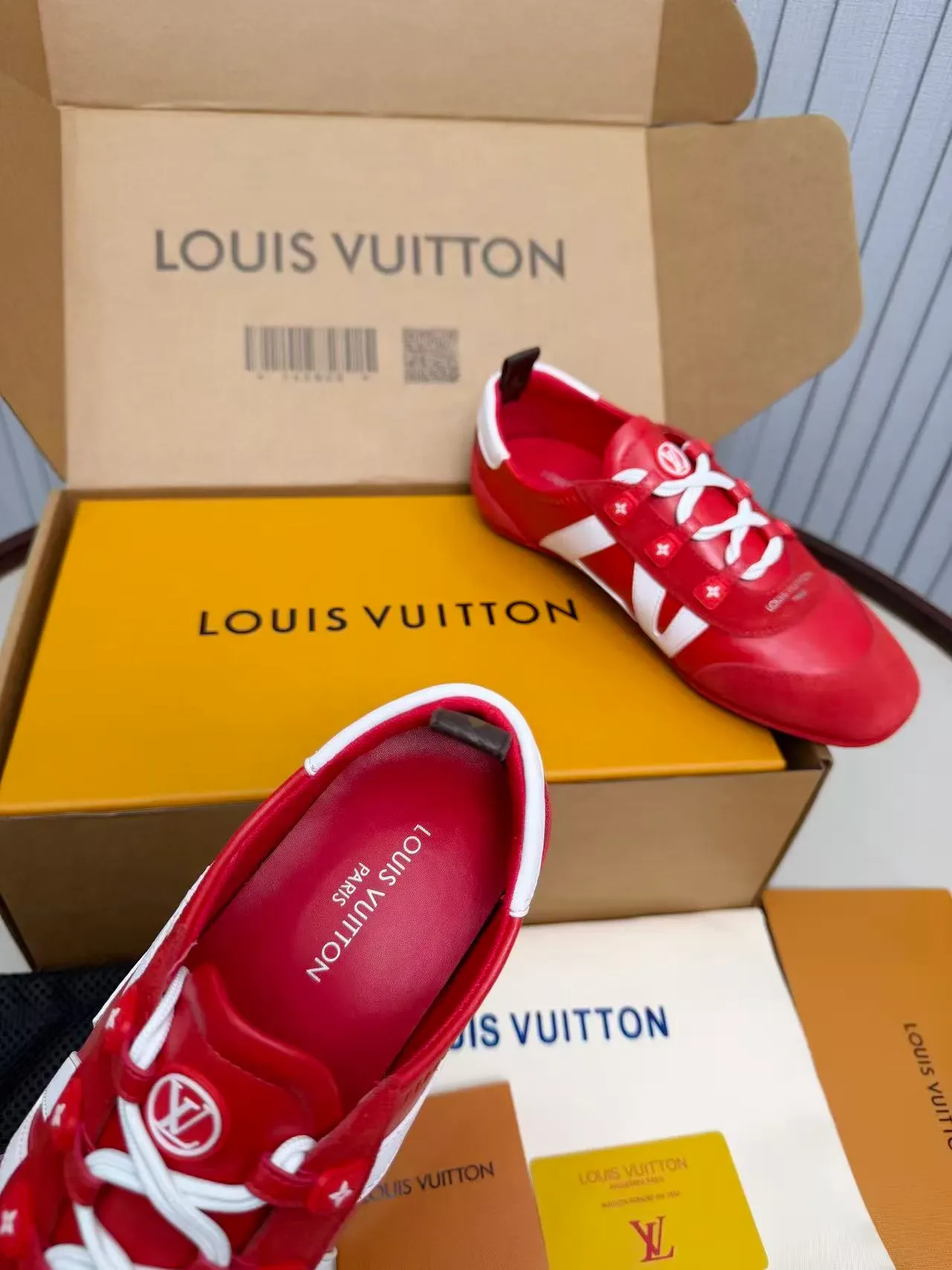 Louis Vuitton Sneakers Rouge et Blanc V-Panel Lifestyle 2