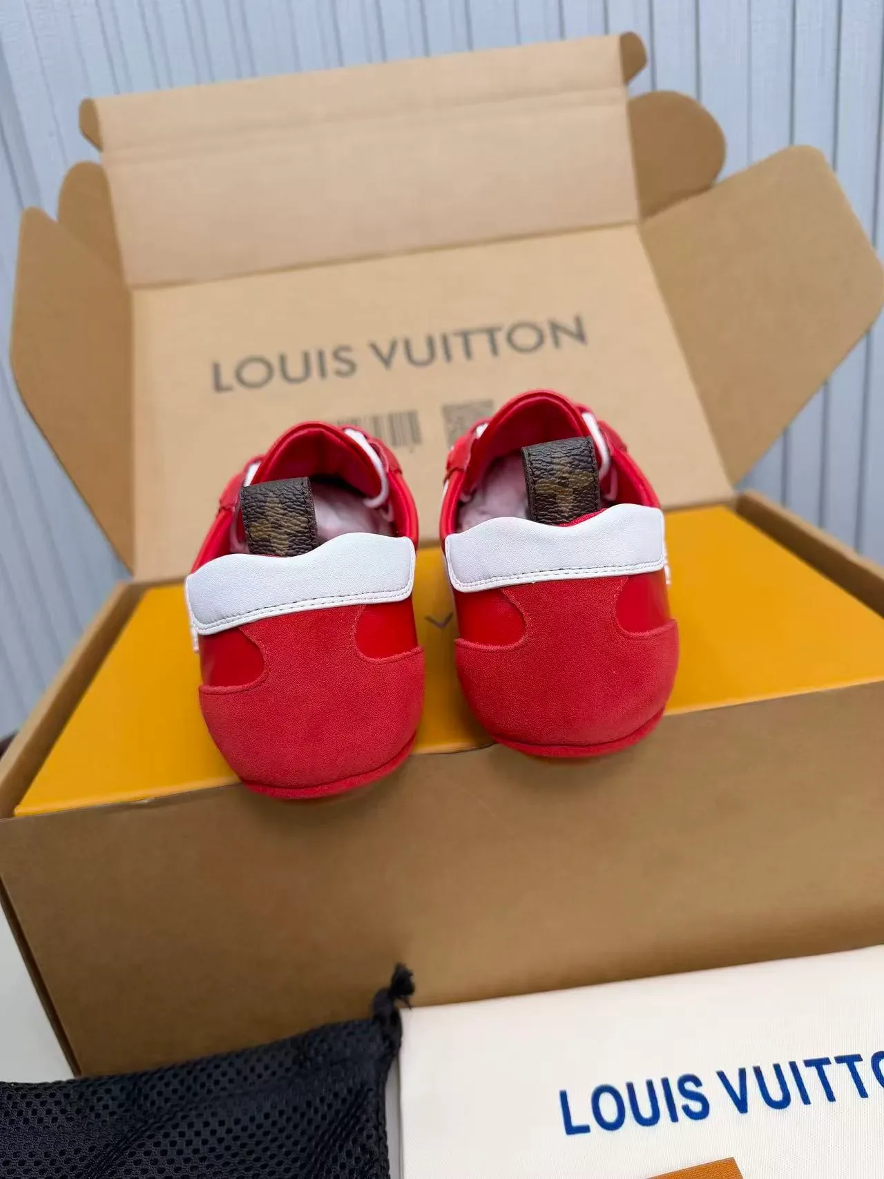 Louis Vuitton Sneakers Rouge et Blanc V-Panel Lifestyle 3