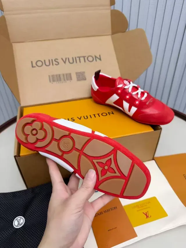 Louis Vuitton Sneakers Rouge et Blanc V-Panel Lifestyle 4
