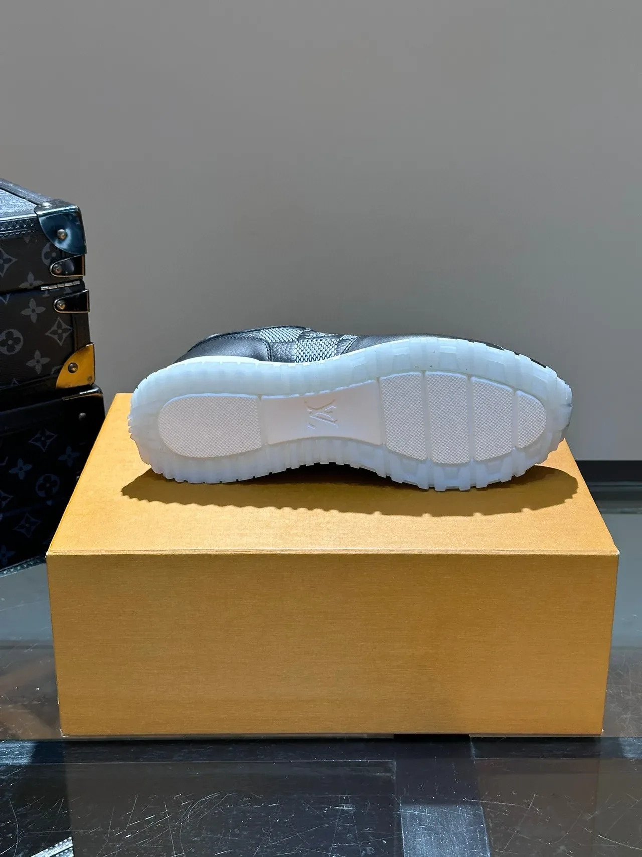 Louis Vuitton Run Away Sneakers Lifestyle Noir et Checkerboard 2