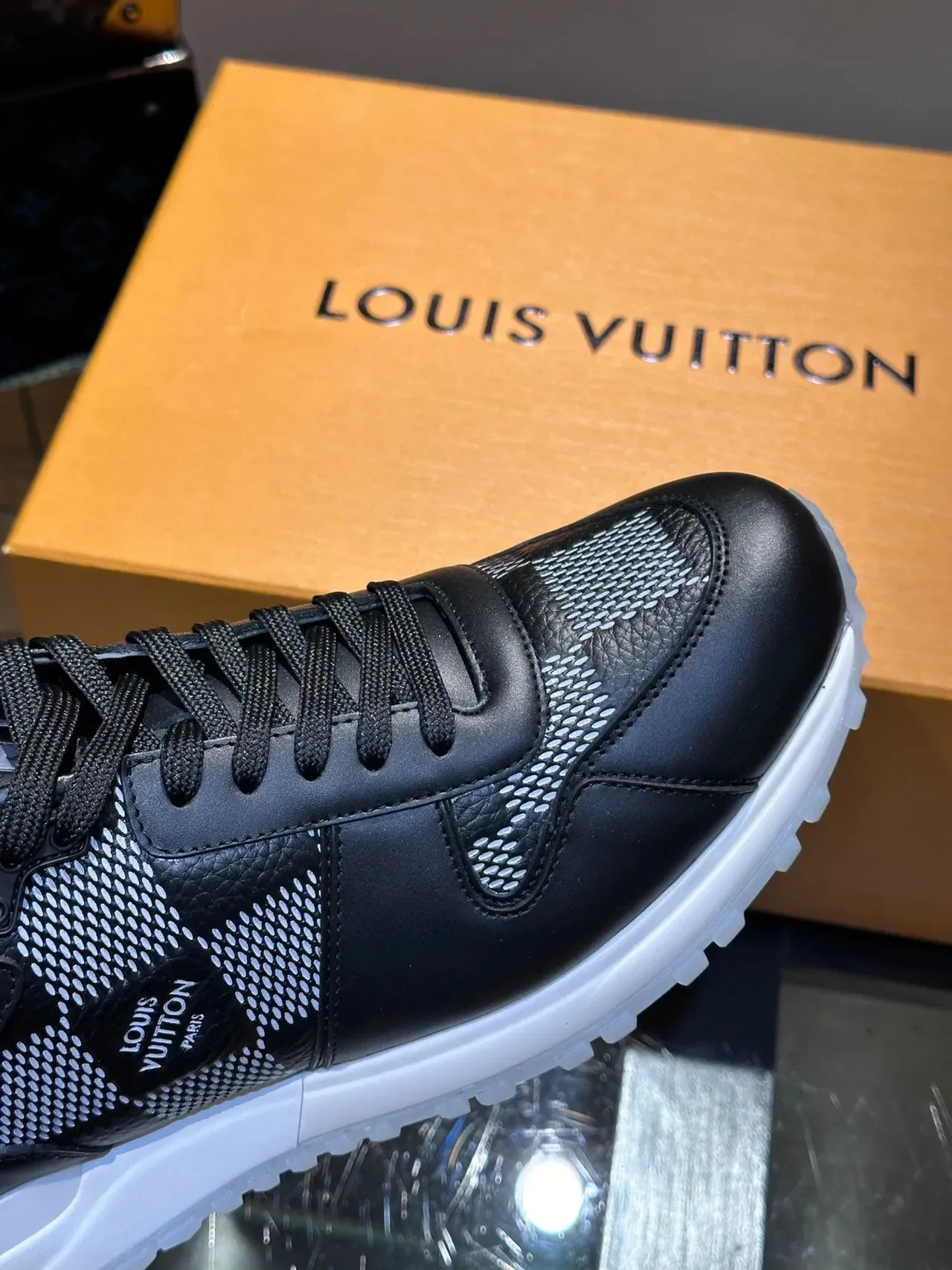 Louis Vuitton Run Away Sneakers Lifestyle Noir et Checkerboard 3