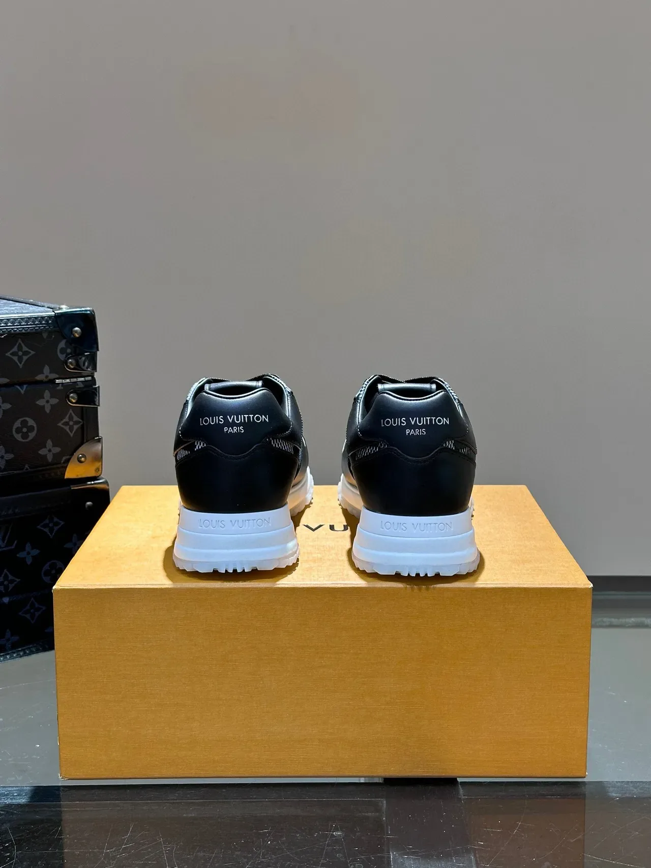 Louis Vuitton Run Away Sneakers Lifestyle Noir et Checkerboard 4
