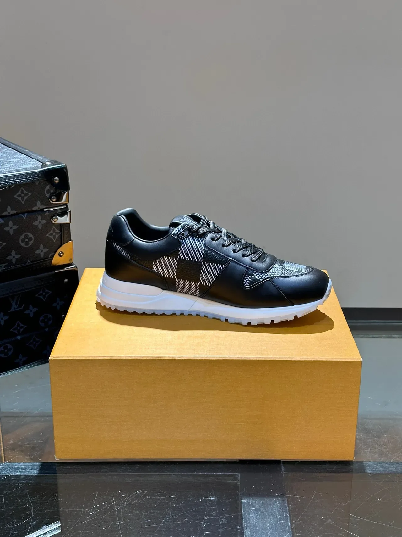 Louis Vuitton Run Away Sneakers Lifestyle Noir et Checkerboard 5