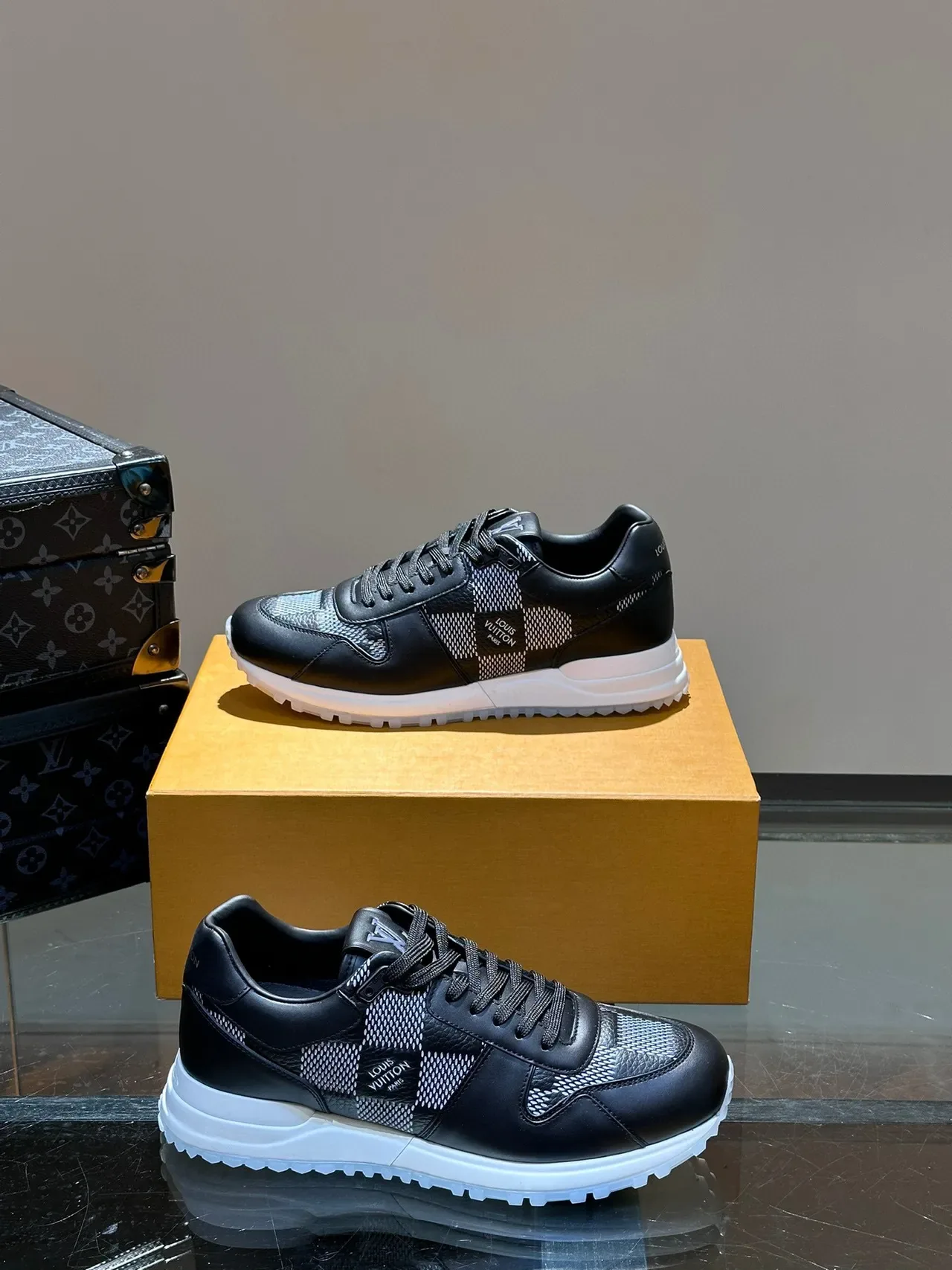 Louis Vuitton Run Away Sneakers Lifestyle Noir et Checkerboard 7